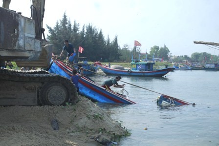 Quảng Ngãi: Nỗ lực trục vớt 2 tàu cá bị sóng đánh chìm - ảnh 1