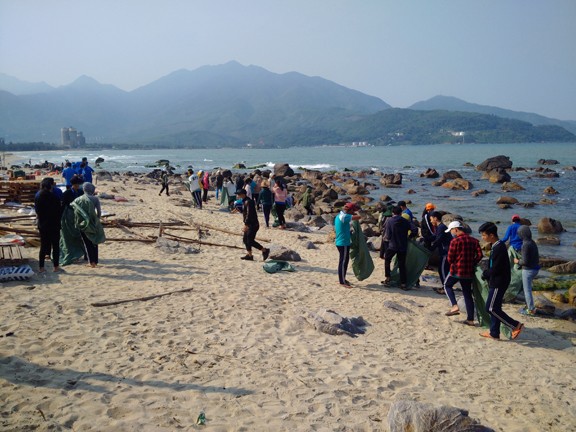 100 bạn trẻ dọn rác ghềnh đá Nam Ô - ảnh 1
