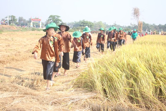 Sôi động tuổi thơ với lễ hội ngày mùa trên đồng ruộng - ảnh 3