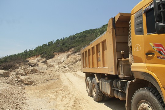 Vụ doanh nghiệp đào núi trái phép: Một người tử vong khi chặn xe chở đất - ảnh 2