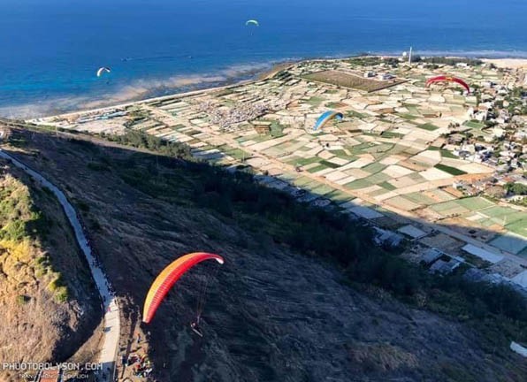Lần đầu tiên bay dù lượn trên miệng núi lửa 30 triệu năm ở Lý Sơn - ảnh 2
