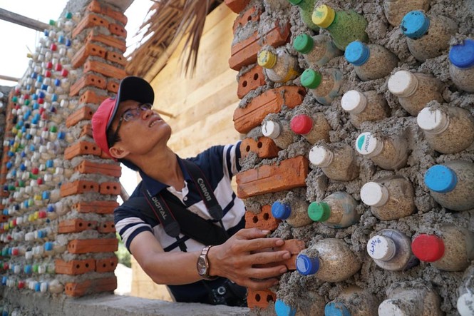 Cận cảnh ngôi nhà toàn bằng chai nhựa trên đảo Bé Lý Sơn - ảnh 9