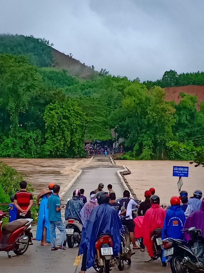 Quảng Ngãi: Lốc xoáy sau bão quật tung mái hơn 400 ngôi nhà ở Mộ Đức - ảnh 10