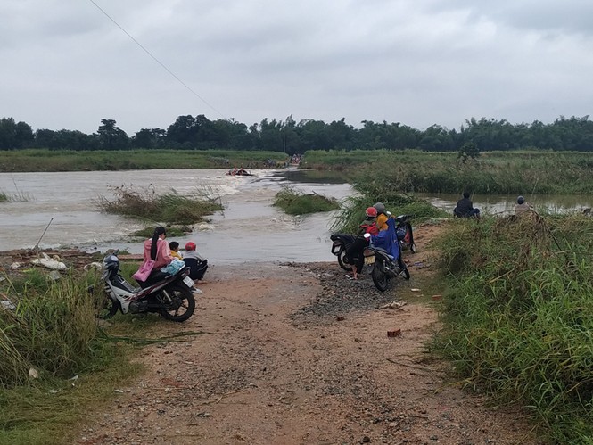 Kịp thời cứu vớt 5 người dân bị lật đò trên sông Trà Khúc - ảnh 2