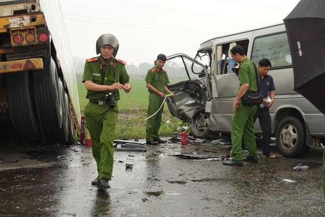 Quảng Ngãi: Tai nạn thảm khốc, 13 người thương vong - ảnh 4