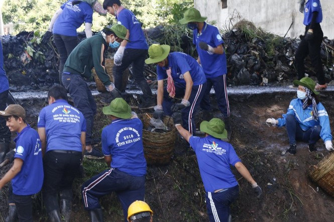 500 chiến sĩ tình nguyện hồi sinh con kênh 'chết' ở xã Hóc Môn - ảnh 4