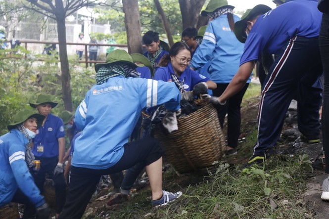 500 chiến sĩ tình nguyện hồi sinh con kênh 'chết' ở xã Hóc Môn - ảnh 1