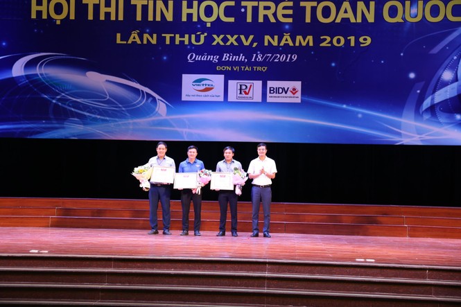 Trao 7 giải Nhất Hội thi Tin học trẻ toàn quốc lần thứ 25 - ảnh 3