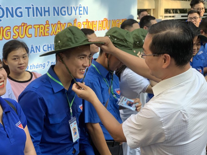 Khám bệnh, phát thuốc miễn phí cho 1.000 người dân nước bạn Lào - ảnh 1