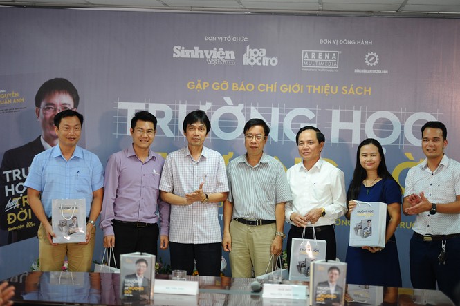 Giải đáp mọi thắc mắc về hướng nghiệp từ sách 'Trường học hay trường đời' - ảnh 2