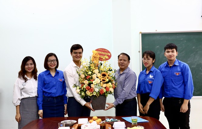 T.Ư Đoàn thăm, chúc mừng GS.TS Trần Văn Phòng - ảnh 2
