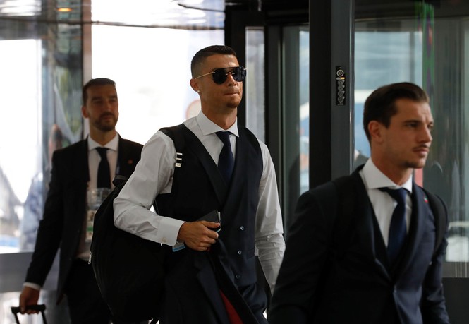 Bị đá văng khỏi World Cup, Ronaldo chẳng quá buồn khi hồi hương - ảnh 2