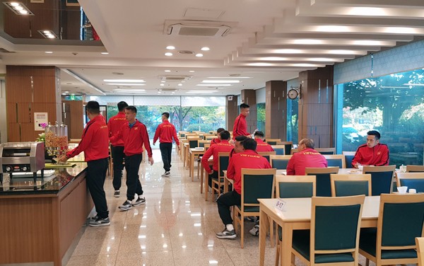 Đội tuyển Việt Nam tập buổi đầu tiên tại Hàn Quốc - ảnh 4