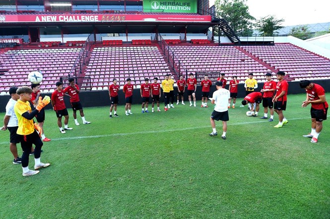 ẢNH: Văn Lâm tập buổi đầu tiên tại Muangthong United - ảnh 11