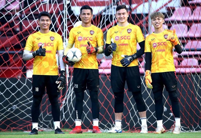 ẢNH: Văn Lâm tập buổi đầu tiên tại Muangthong United - ảnh 2