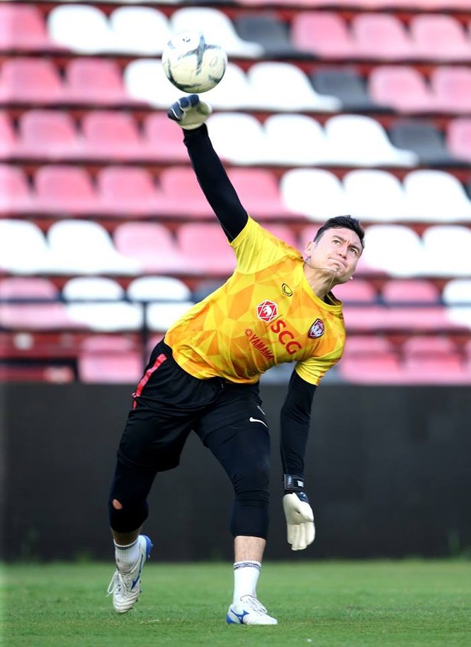 ẢNH: Văn Lâm tập buổi đầu tiên tại Muangthong United - ảnh 3