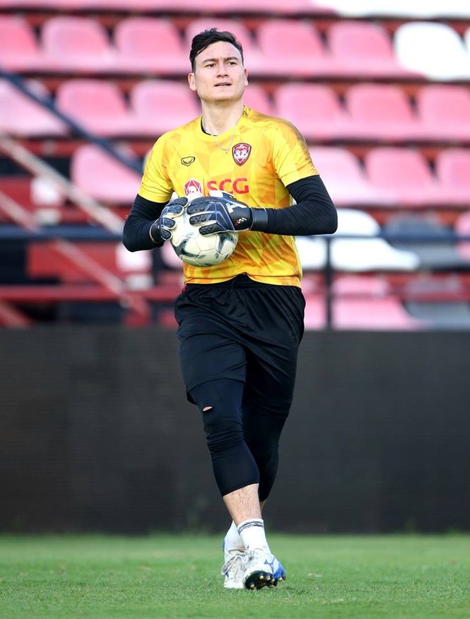 ẢNH: Văn Lâm tập buổi đầu tiên tại Muangthong United - ảnh 4