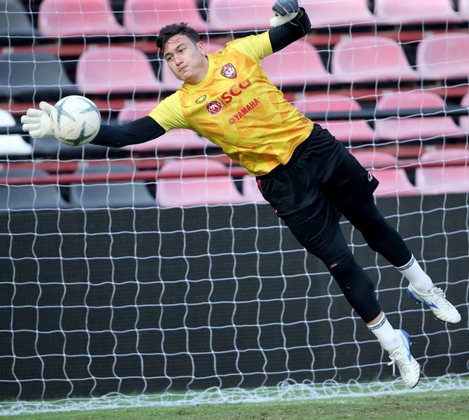 ẢNH: Văn Lâm tập buổi đầu tiên tại Muangthong United - ảnh 9