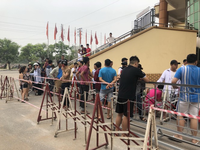 Xếp hàng mua vé U23 Việt Nam vs U23 Myanmar từ tờ mờ sáng - ảnh 1