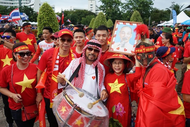 CĐV nhuộm đỏ sân Thammasat, tiếp lửa cho Việt Nam đấu Thái Lan - ảnh 4