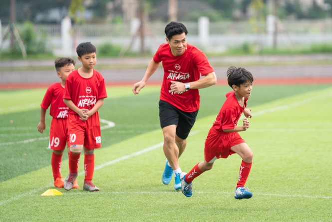 Công Phượng truyền bí quyết trở thành nhà vô địch cho cầu thủ nhí - ảnh 3