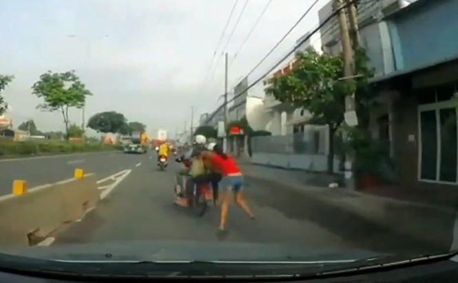 Hai tên cướp kéo lê cô gái hàng trăm mét trên đường - ảnh 1