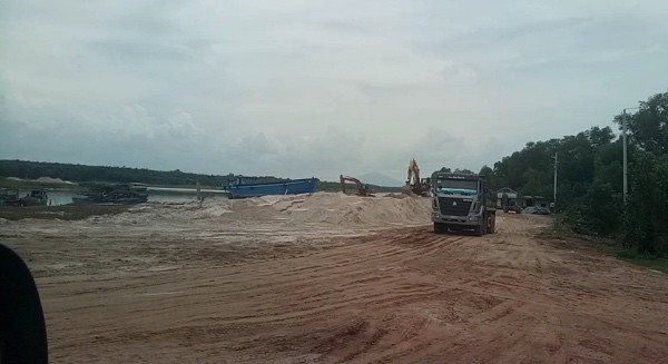 Bất lực nhìn 'cát tặc' lộng hành - ảnh 2