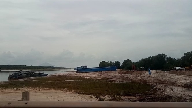 Bất lực nhìn 'cát tặc' lộng hành - ảnh 3