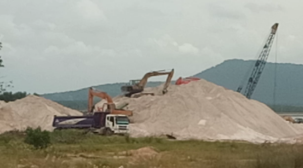 Bất lực nhìn 'cát tặc' lộng hành - ảnh 1