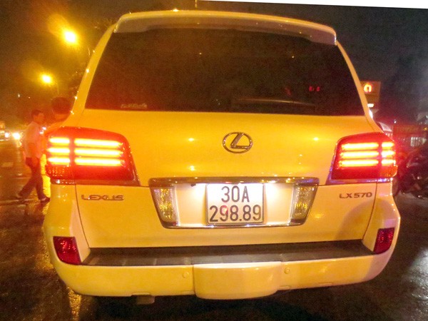 Lexus LX570 bẹp dúm sau cú va chạm - ảnh 4