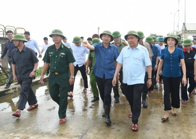 Cận cảnh Ninh Bình chìm trong nước, đường biến thành sông - ảnh 1