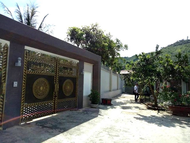 Cận cảnh tư dinh cựu Giám đốc Bệnh viện Hoà Bình vừa bị khởi tố - ảnh 1