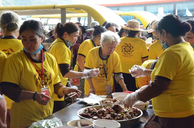 Cận cảnh khu bếp có 800 tình nguyện viên phục vụ Đại lễ Vesak 2019 - ảnh 3
