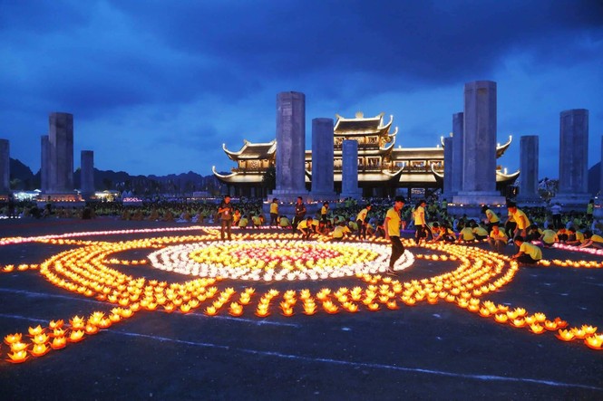 65.000 ngọn nến thắp sáng đêm hội Vesak ở ngôi chùa lớn nhất thế giới - ảnh 2