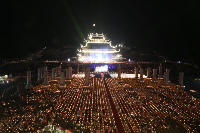 65.000 ngọn nến thắp sáng đêm hội Vesak ở ngôi chùa lớn nhất thế giới - ảnh 1
