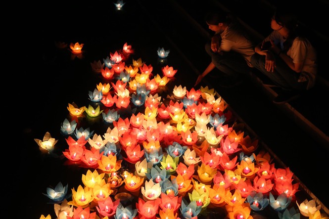 65.000 ngọn nến thắp sáng đêm hội Vesak ở ngôi chùa lớn nhất thế giới - ảnh 4