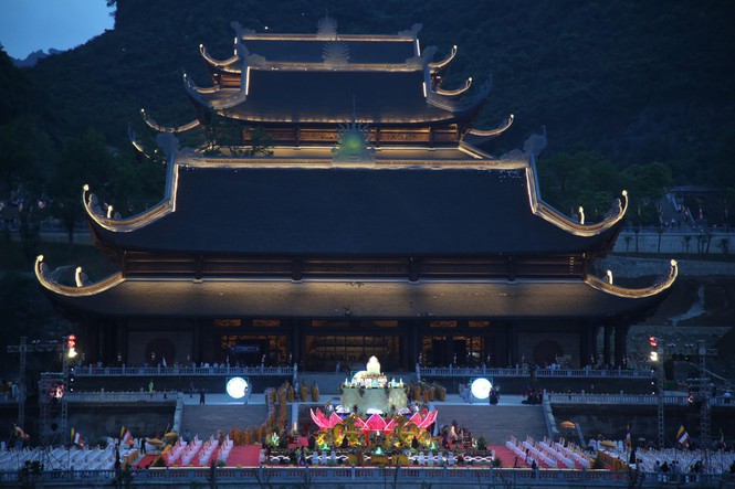 65.000 ngọn nến thắp sáng đêm hội Vesak ở ngôi chùa lớn nhất thế giới - ảnh 3