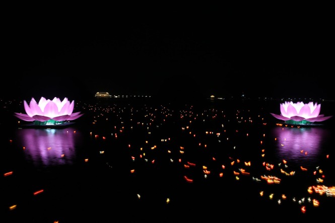 65.000 ngọn nến thắp sáng đêm hội Vesak ở ngôi chùa lớn nhất thế giới - ảnh 5
