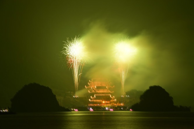 Rực rỡ màn pháo hoa mừng Đại lễ Vesak 2019 - ảnh 1