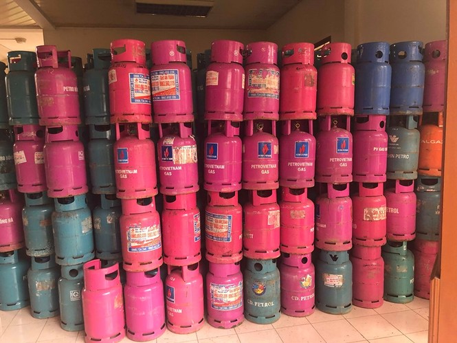 Cận cảnh hàng nghìn vỏ bình gas bị thiêu rụi có dấu hiệu cắt tai, mài vỏ - ảnh 4