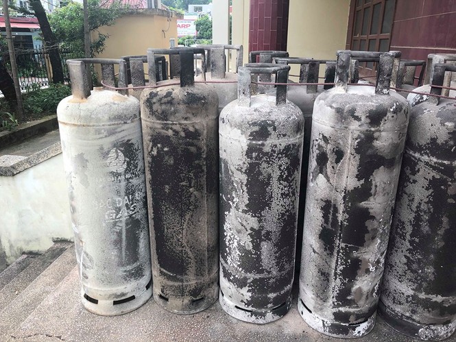 Cận cảnh hàng nghìn vỏ bình gas bị thiêu rụi có dấu hiệu cắt tai, mài vỏ - ảnh 1