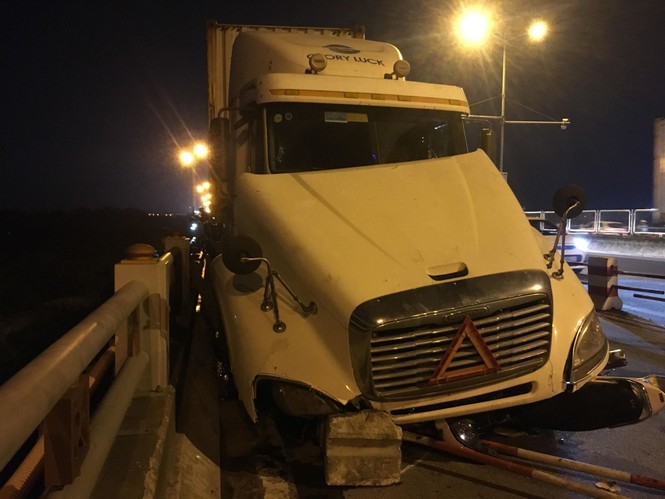 Hiện trường vụ xe container tông hàng loạt xe máy trên cầu Thanh Trì - ảnh 3