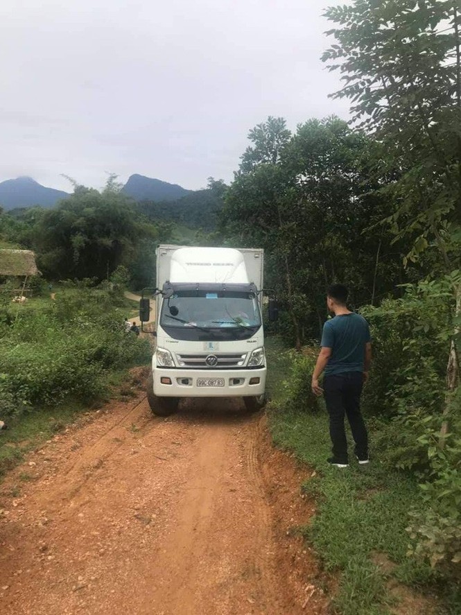 Khó hiểu đường đi của xe ô tô đổ dầu xuống nguồn nước sông Đà - ảnh 1