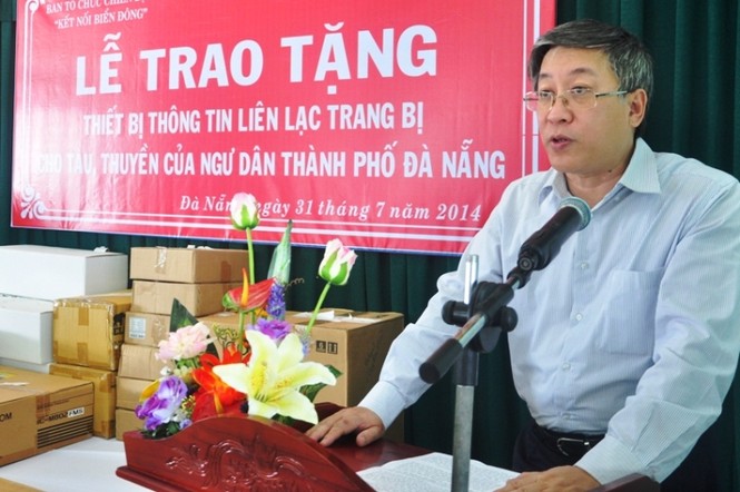 Trao tặng bộ thiết bị liên lạc cho ngư dân Đà Nẵng - ảnh 1