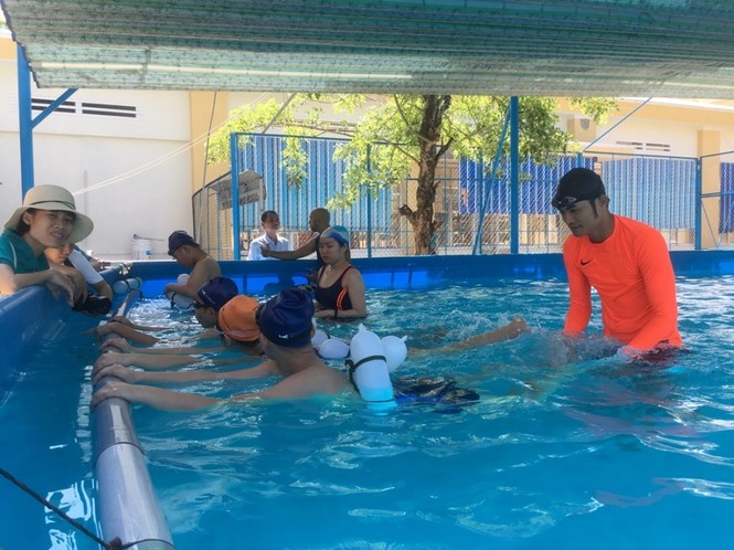 Đà Nẵng khai giảng khóa học bơi cho học sinh khiếm thính - ảnh 2