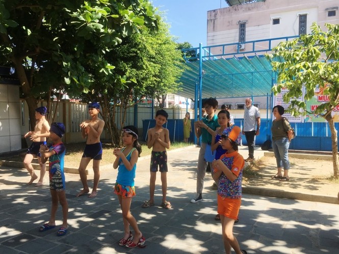 Đà Nẵng khai giảng khóa học bơi cho học sinh khiếm thính - ảnh 1