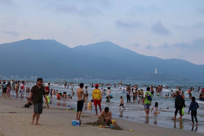 Nhiều người bị ngứa, nổi mẩn đỏ khắp người khi tắm biển Đà Nẵng - ảnh 1