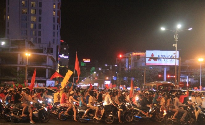 Cổ động viên sông Hàn cuồng nhiệt ăn mừng chiến thắng - ảnh 1