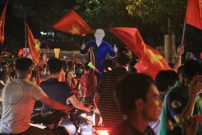 Cổ động viên sông Hàn cuồng nhiệt ăn mừng chiến thắng - ảnh 3