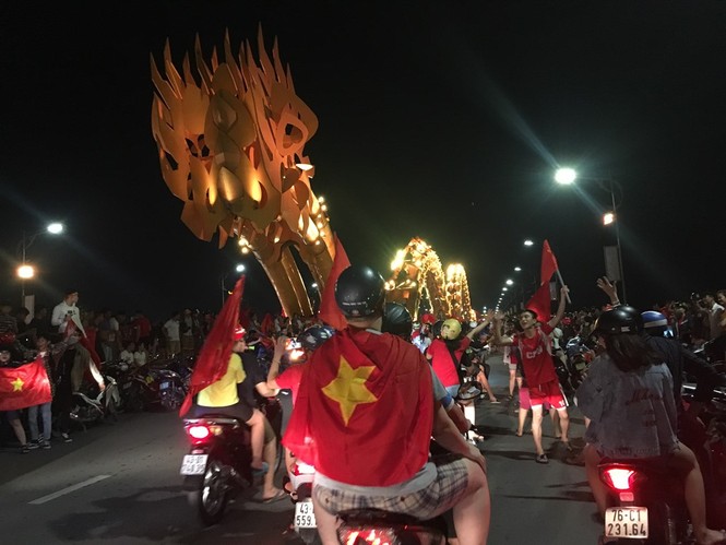 Cổ động viên sông Hàn cuồng nhiệt ăn mừng chiến thắng - ảnh 6
